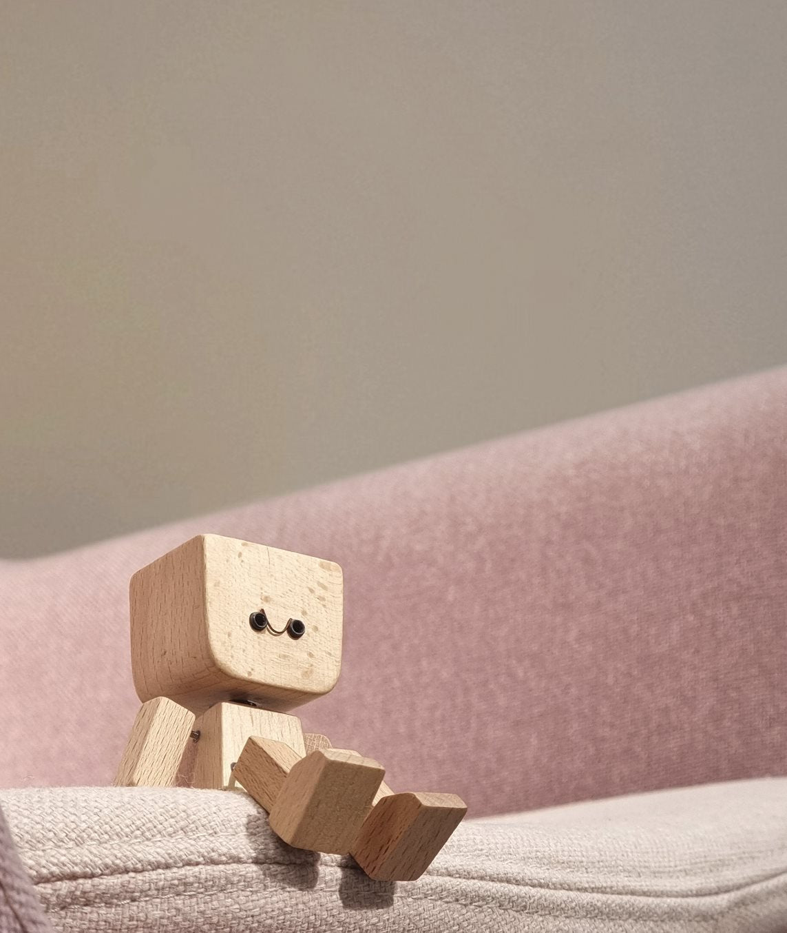 Charming Little Wooden Figure That Sways with 12 PCS Magnetic Expressions